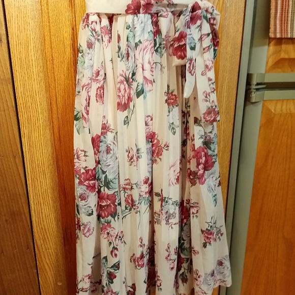 * Beautiful light pink/ cream with floral pattern dress - Picture 4 of 9